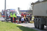 Śmiertelny wypadek na rondzie. Ciężarówka potrąciła rowerzystkę 