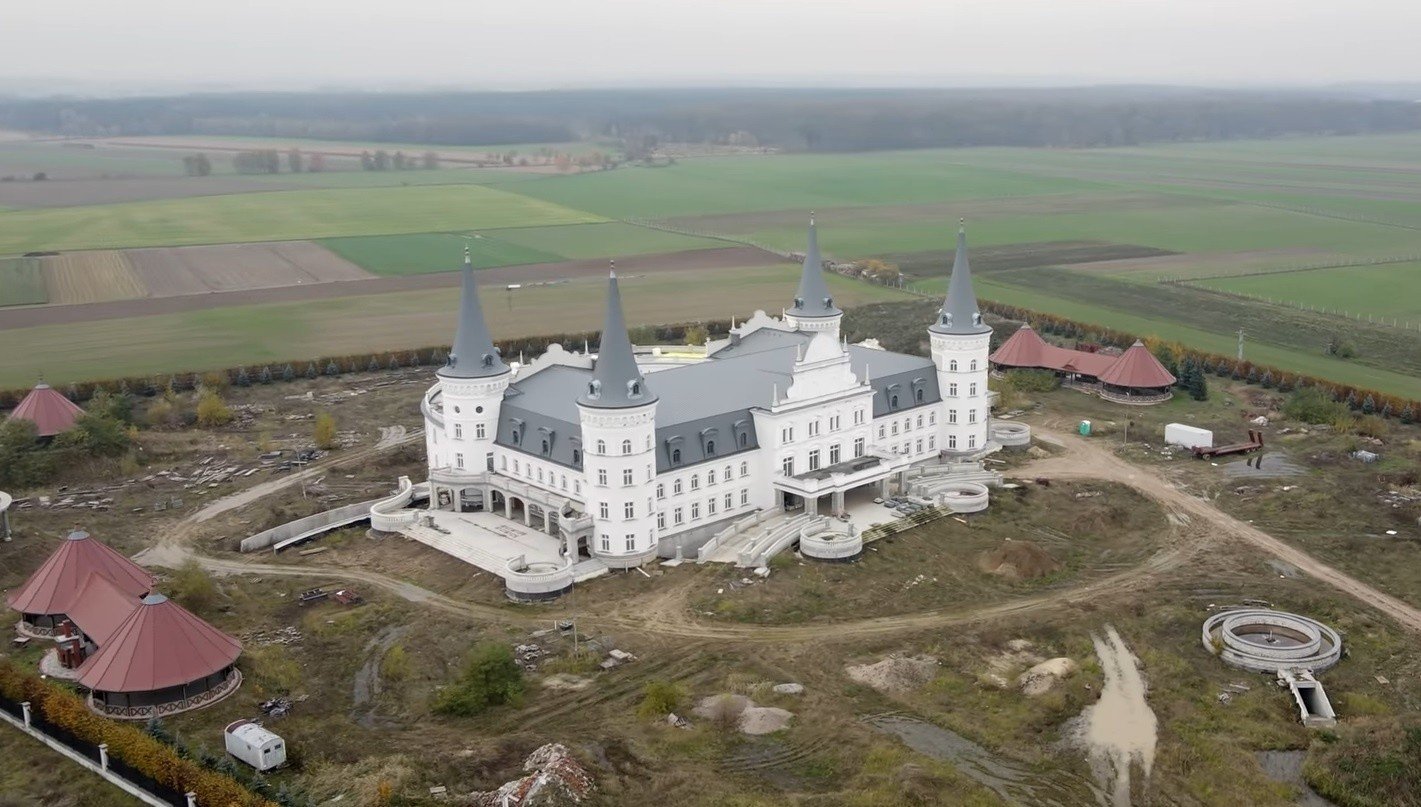 We wsi Katarzynin koło Kościana budują zamek z czterema wieżami. W środku  ma być hotel - zobacz zdjęcia i wideo | Głos Wielkopolski