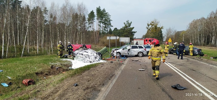 Osowiec-Twierdza. Tragiczny wypadek na DK 65. Zderzenie czterech samochodów osobowych. Jedna osoba nie żyje [ZDJĘCIA]