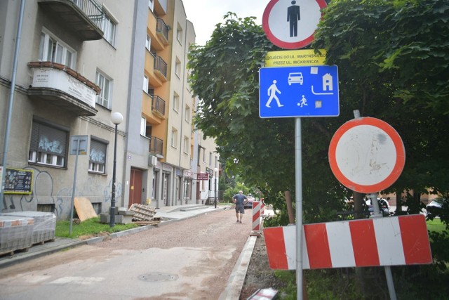 Kończą się prace przy wymianie rur kanalizacyjnych i kolektora burzowego na ulicy Bolesława Prusa. To niewielka ulica, boczna Sienkiewicza, ale niemal każdy radomianin kojarzy ją jako urokliwą uliczkę przy katedrze. Jeszcze przez jakiś czas będą tu utrudniania dla ruchu, bo teraz część ulicy, to plac budowy. Roboty związane z wymianą rur rozpoczęły się już wcześniej - przede wszystkim na ulicy Waryńskiego. To prace realizowane przez Wodociągi Miejskie. Inwestycja jest dwuczęściowa i obejmowała głównie ulicę 25 Czerwca. Roboty przeniosły się stamtąd na sąsiednie ulicach w centrum miasta - na Ludwika Waryńskiego, Zacisze, Bydgoską i właśnie na na Bolesława Prusa, niedaleko katedry. - Wcześniej wykonaliśmy wykopy i wymianę rur kanalizacji deszczowej, na odcinku około 120 metrów od strony ulicy Waryńskiego. Potem wymieniliśmy kanalizację sanitarną w kierunku Sienkiewicza - tłumaczyli pracownicy firmy wykonujący roboty na miejscu.>