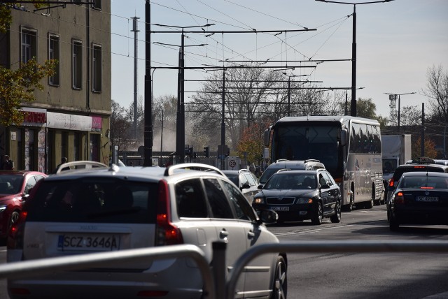 Dawna gierkówka - jedna z najważniejszych dróg w lokalnym ruchu - od czwartkowego świtu (3 listopada) jest nieprzejezdna. Objazd poprowadzony jest między innymi przez ścisłe centrum miasta