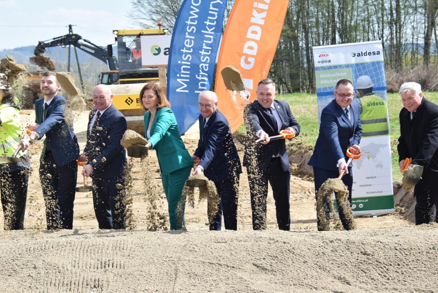 Oficjalna inauguracja budowy odcinka S19 Krosno-Miejsce Piastowe. Będzie gotowy za 2,5 roku [ZDJĘCIA]