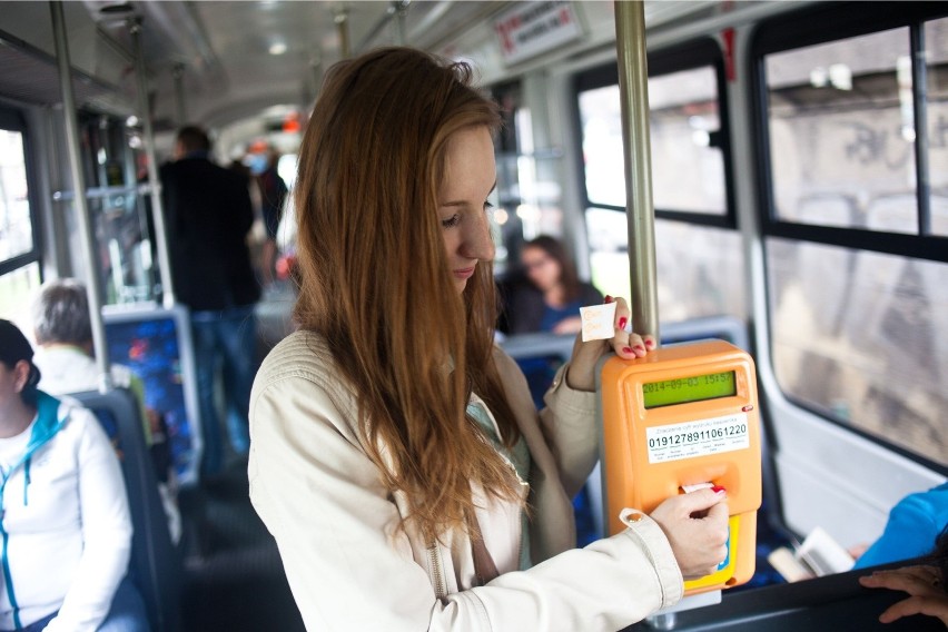 Bilety w Krakowie za przejazdy tramwajami i autobusami są najdroższe w Polsce? Zobacz porównanie cen w największych miastach