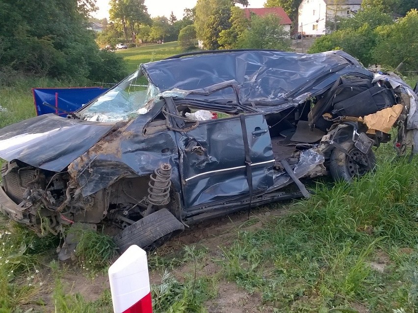 Tragiczny wypadek w Pniewitem. Wyjeżdżali na długi weekend. Odpocząć. Nie dojechali... [zdjęcia, wideo]