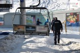 Wypadek na wyciągu narciarskim w Wiśle: Kanapa zahaczyła o siatkę. Ludzie spadli NOWE ZDJĘCIA