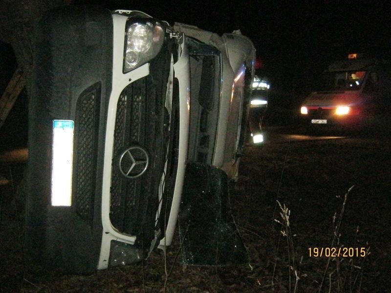 Dostawczy mercedes uderzył w drzewo i przewrócił się.