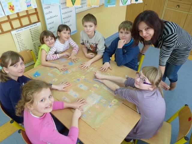 To jedno z ulubionych zajęć, bo łączy naukę z zabawą. Od lewej: Kinga Mróz, Aleksandra Młyńska, Patrycja Rutkowska, Zuzanna Stańczyk, Michał Krukowski, Igor Grudziński, pedagog Małgorzata Łata, Kornelia Pryciak.