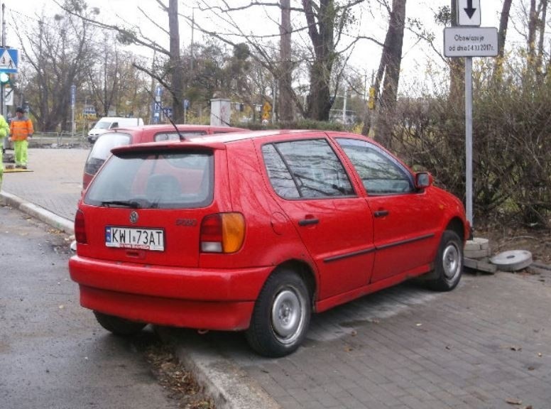 Mistrzowie parkowania z Wrocławia. Zobacz, co kierowcy wyprawiają ze swoimi samochodami [ZDJĘCIA]