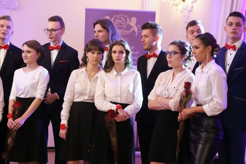 Studniówki 2019. Studniówka Zespołu Szkół nr 1 im. Cezaka w Zgierzu w Białym Pałacu. Pierwsza w województwie łódzkim [ZDJĘCIA]