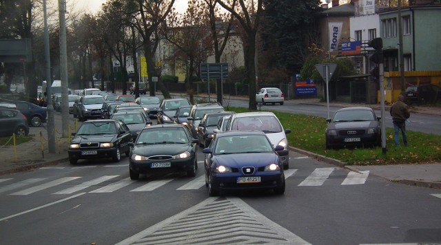 Poznań: Korki wokół cmentarzy coraz dłuższe