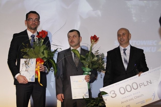 Triumfator Andrzej Olech (z prawej), Sebastian Świderski (z lewej) oraz Krzysztof Siemion, który odebrał nagrodę w imieniu Ryszarda Szewczyka.