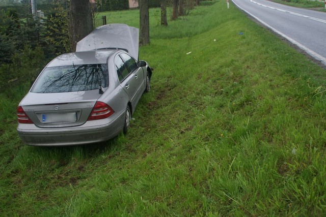 50-latek zasnął za kierownicą mercedesa. Samochód uderzył w...