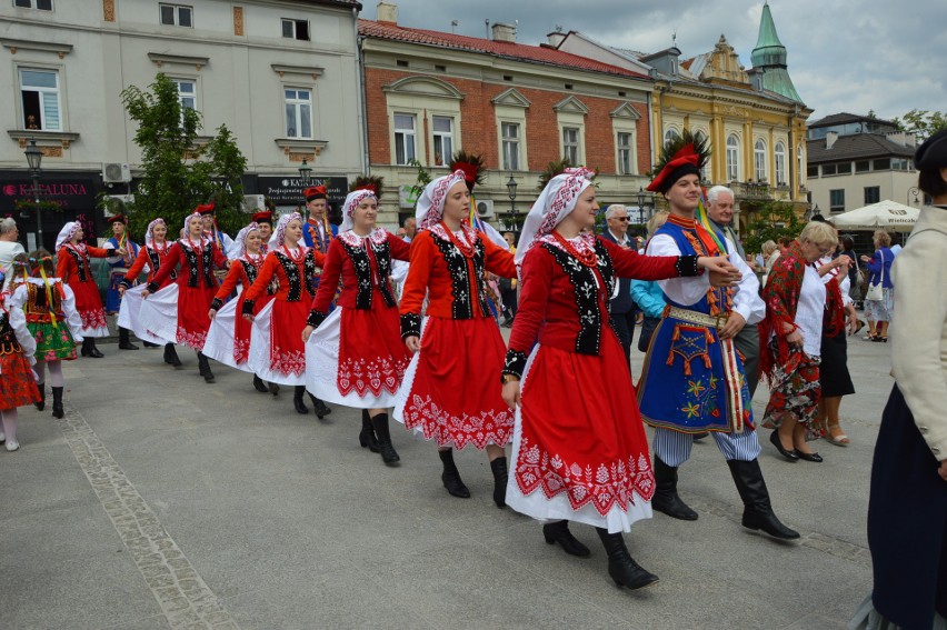 Na rynku w Wieliczce odtańczono "Międzypokoleniowego...