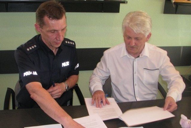 Komendant powiatowy policji w Kluczborku nadkom. Wojciech Augustynek oraz burmistrz Wołczyna Jan Leszek Wiącek podpisali pierwsze porozumienie.