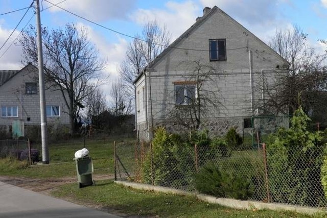 To w tym domu we wsi Hipolitowo, w gminie Stawiski (powiat kolneński), śledczy odnaleźli szczątki dwóch nowo narodzonych dzieci.