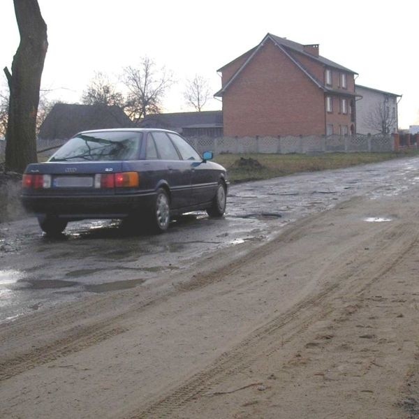 Tak obecnie wygląda ulica Nowa Wola Gołębiowska. Połowa jezdni jest gruntowa po niedawnych wykopach, a na drugiej połówce asfaltowa nawierzchnia jest pełna dużych dziur.