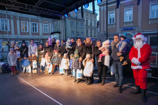 Maluch na okładkę"Zdobywcom miejsc od 1. do 10. na scenie Jarmarku Bożonarodzeniowego na opolskim Rynku nagrody wręczał św. Mikołaj.