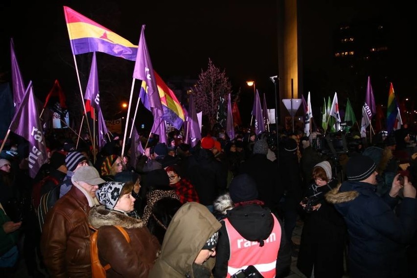 Protest pod Sejmem. "Miarka się przebrała". Około tysiąca osób protestowało przeciwko zaostrzaniu przepisów aborcyjnych [ZDJĘCIA]