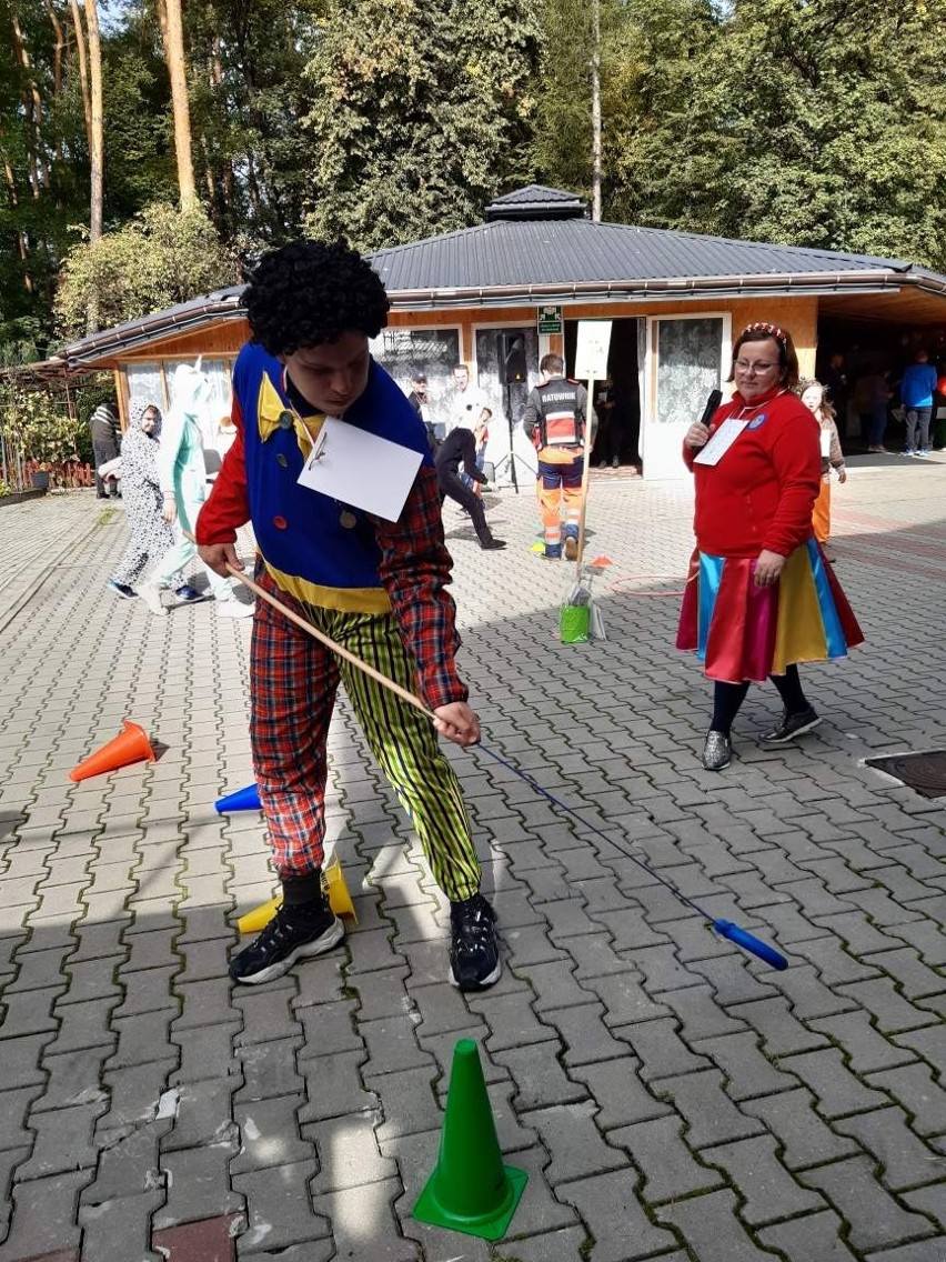 Myślenice. Sportowa rywalizacja, zabawa i dobry humor. Piknik "Bez barier - otwarci na świat" udał się na piątkę