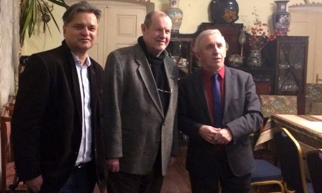 Krzysztof Nurkowski (stoi z lewej) na premierze nowej książki w Odonowie - z Markiem Postawką i Adamem Bodziochem.