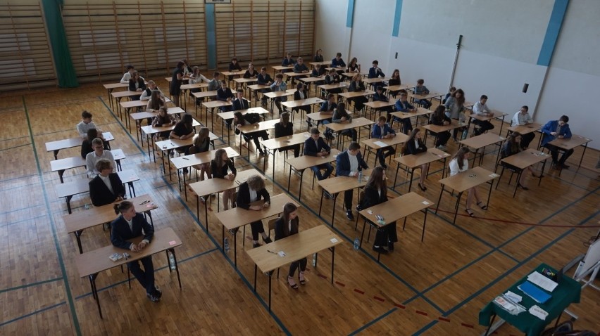 Egzamin ósmoklasisty 2022 w powiecie opatowskim. Młodzież zestresowana, ale spokojna. Zobaczcie zdjęcia, arkusze i odpowiedzi