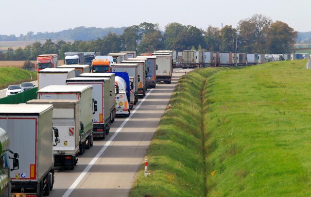 Remont barier energochłonnych na A4 pod Pietrzykowicami spowodował zator w stronę Wrocławia.