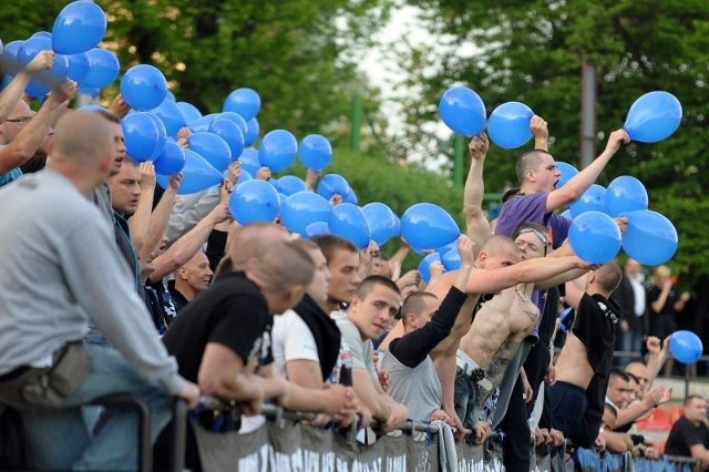 Kibice JKS-u nie dopuszczają do siebie innej myśli niż awans do III ligi.