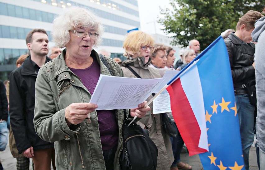 Kraków. Mieszkańcy protestowali przeciwko reformie sądownictwa [ZDJĘCIA]