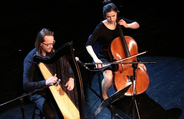 Podczas koncertu "Harfa & Wiolonczela" usłyszeliśmy znane i lubiane tematy z muzyki filmowej, klasycznej i popularnej.Wystąpili: Michał Zator – harfa i wolakal, Karolina Napiwodzka – wiolonczela.