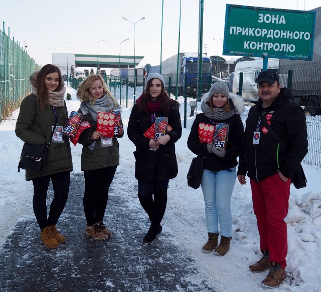 Grupa wolontariuszy WOŚP zbierała dziś pieniądze na przejściu granicznym w Medyce.