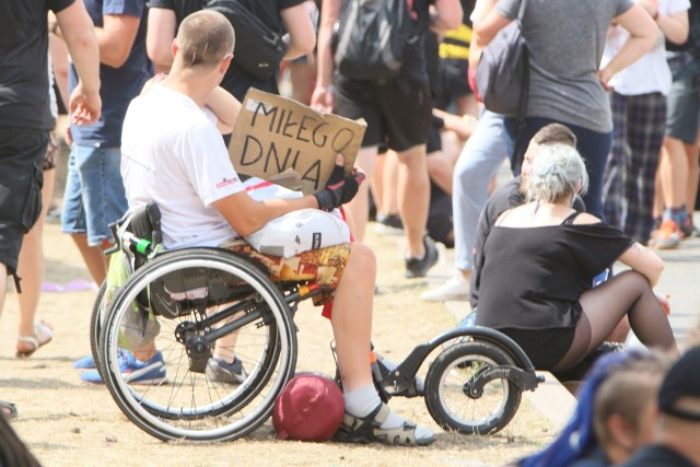 Z roku na rok w organizowanym w Kostrzynie Pol'and'Rock Festiwalu jest coraz więcej osób na wózkach inwalidzkich. Organizatorzy starają się udogadniać im życie na festiwalowym polu, jak to tylko możliwe.Na terenie imprezy są m. in. toalety dla osób niepełnosprawnych, a przed Dużą Sceną jest specjalny balkon, na który mogą wjechać osoby na wózkach i stamtąd, z podwyższenia, obserwować koncerty. Ale ci, którzy się na to zdecydują, mogą też podjechać pod samą sceną. Bawiący się tłum uważa wtedy, aby tym osobom nic złego się nie stało. Co roku też niepełnosprawni są niesieni na rękach nad zgromadzonym przed sceną tłumem. Zobacz też wideo: Publika Pol'and'Rock Festiwalu 2019 dziękuje Majce Jeżowskiej za koncert