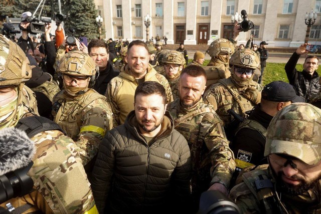 Prezydent Zełenski w otoczeniu żołnierzy