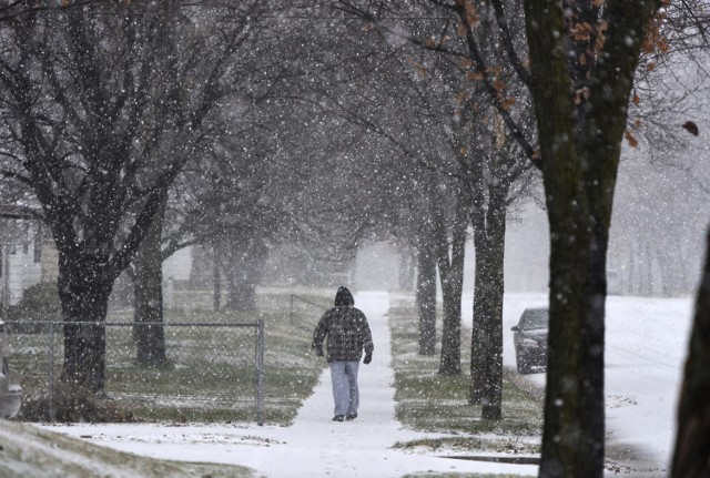 Przeważający obszar Polski jest w zasięgu wyżu, tylko na północnym wschodzie zaznacza się wpływ płytkiej zatoki niżowej z ciepłym frontem atmosferycznym. Pozostajemy w masie powietrza polarnego morskiego, zdecydowanie cieplejszej na zachodzie kraju.