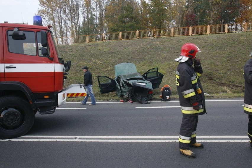 Wypadek na obwodnicy Legnicy. Dwa auta zderzyły się czołowo (ZDJĘCIA)