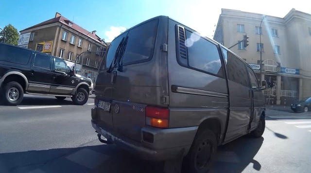 Volkswagen transporter zajechał drogę rowerzyście na ulicy Sienkiewicza w Białymstoku