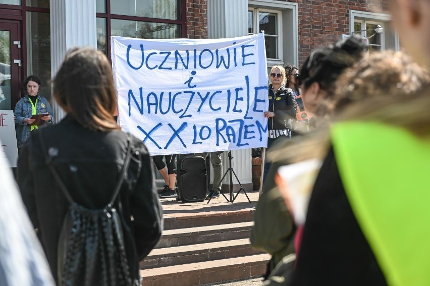 Manifestacja pt.  „W rękach rządu jest nasza matura!” przed...