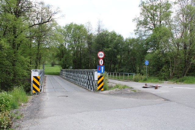 W miejscu starego zniszczonego przez powódź mostu (z prawej) stanie nowy. Zastąpi tymczasową przeprawę (z lewej)