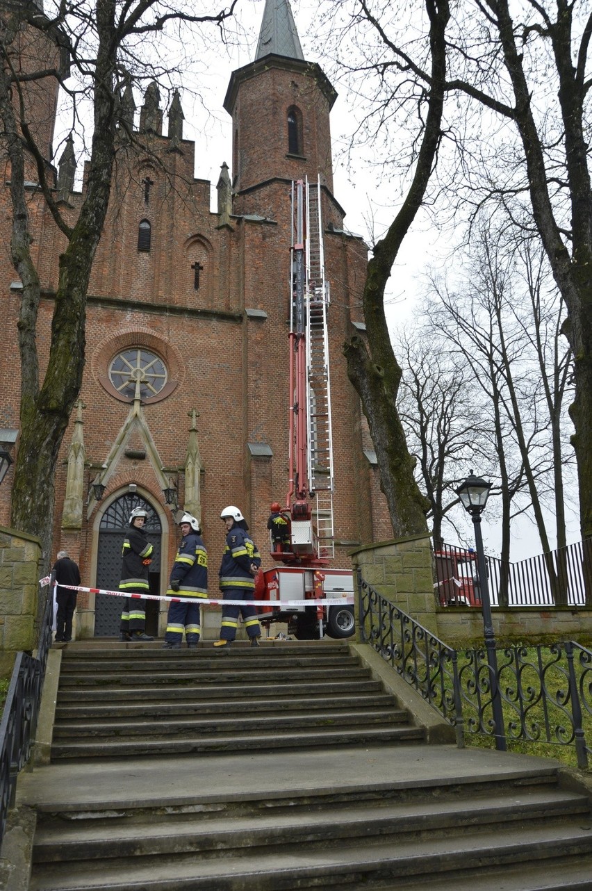 W Łużnej młody wikary ruszył na pomoc kościelnemu, który powiesił się w wieży  