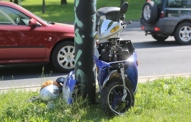 Wypadek na al. Bandurskiego. Skuter zderzył się z osobówką [zdjęcia]