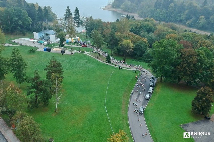 Jezioro Solińskie w sobotę będzie areną ekstremalnych zmagań pływaków i biegaczy. Ponad 400 zawodników na starcie Swimrun Solina [ZDJĘCIA]