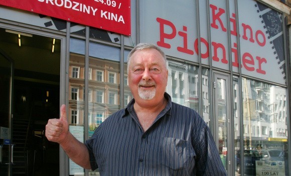 - Wstęp na wszystkie otwarte pokazy kosztuje 10 groszy, z tym że należy zapłacić po jednym groszu &#8211; mówi z uśmiechem Jerzy Miśkiewicz, jeden z właścicieli Pioniera.