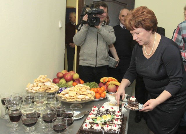 Posłanka Małgorzata Woźniak zaprosiła dziennikarzy i przyjaciół partyjnych na tort i lampkę wina.