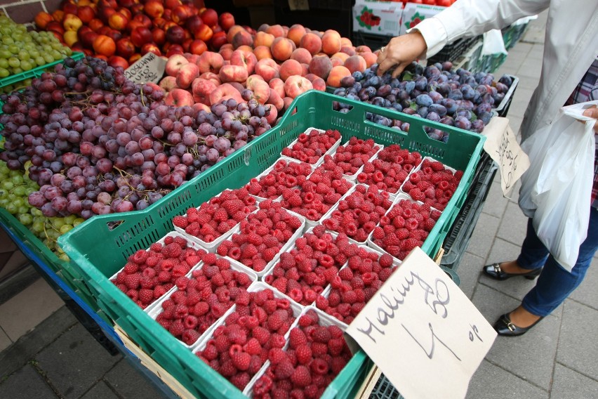 Ceny owoców w regionie są wyjątkowo niskie. Sprawdzamy, ile...