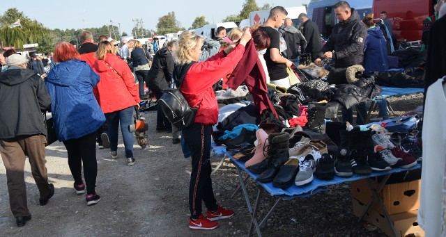 W Słomczynie koło Grójca zawsze w niedzielę odbywa się giełda. Ładna pogoda sprawiła, że w niedzielę 4 października były ogromne tłumy. Giełda w Słomczynie uznawana jest za jedną z największych w Polsce, a nawet w Europie. Samochodów, które ostatnio są tylko dodatkiem do handlu było kilkanaście. Dominuje inny asortyment - ubrania, żywność, części i maszyny rolnicze, części samochodowe, warzywa, owoce, rowery nowe i stare. W niedzielę znów przyjechały tysiące ludzi. Był ogromny tłok. >