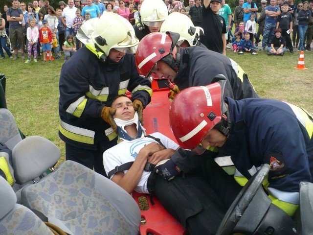 Podczas pozorowanej akcji ratowniczej strażacy uwolnili rannego kierowcę z rozbitego auta.