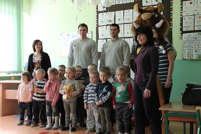 Na spotkanie z przedszkolakami przyszli Rafał Gliński (z lewej) i Patryk Kuchczyński.
