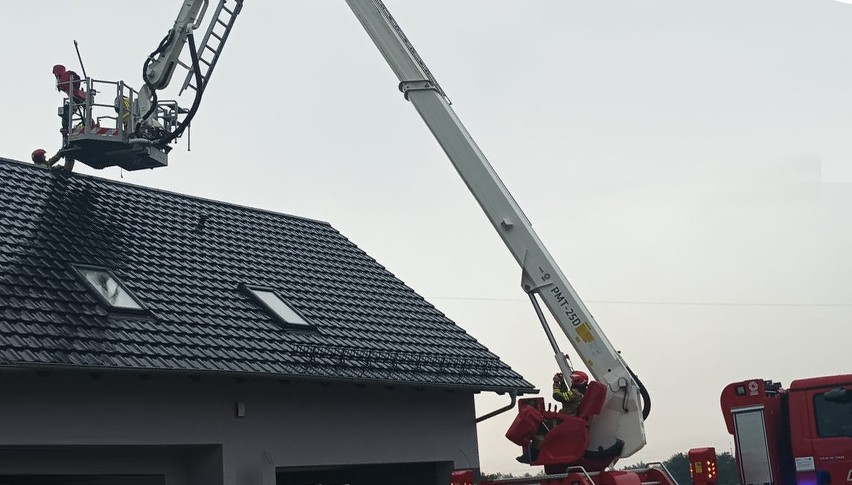 W Raszowej od uderzenia pioruna zapaliło się poddasze -...