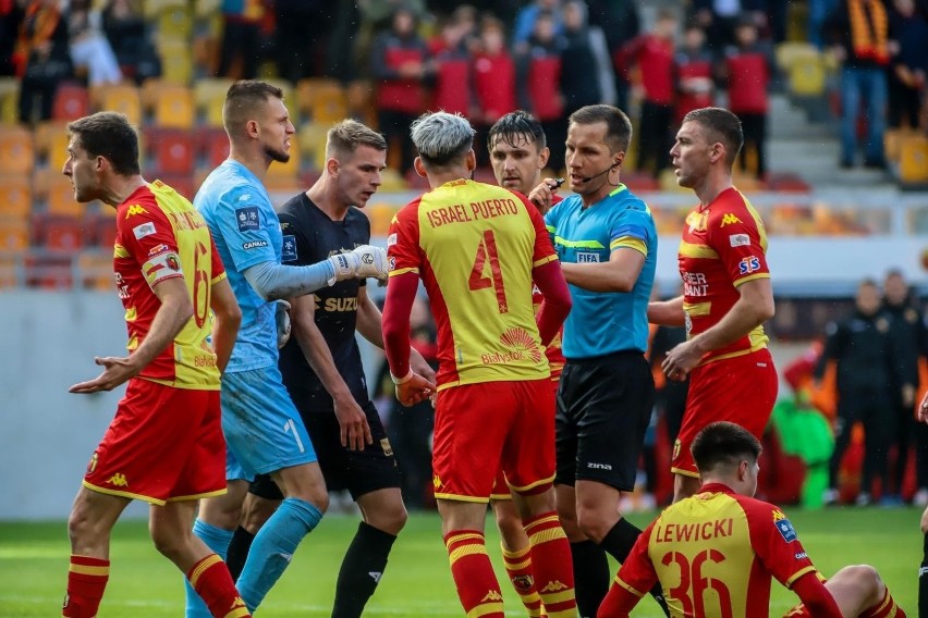 Niespotykana sytuacja na polskich boiskach w meczu Korony Kielce w PKO Ekstraklasie. Jagiellonia Białystok oddała bramkę. Zobaczcie wideo 