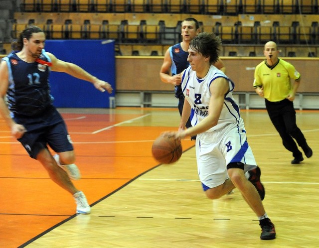 Radosław Bojko (z piłką) rzucił w Inowrocławiu 21 punktów.