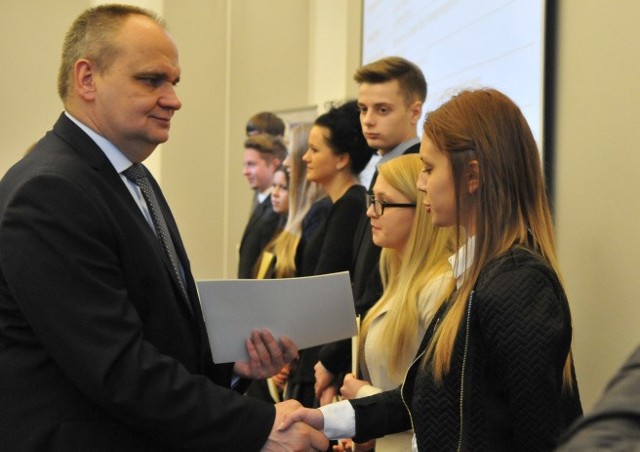 Stypendia wręczał wojewoda Jerzy Ostrouch i lubuska kurator oświaty Bogna Ferensztajn.